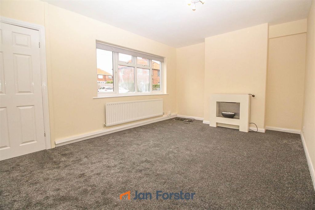 Property photo 2 of 13 Lounge