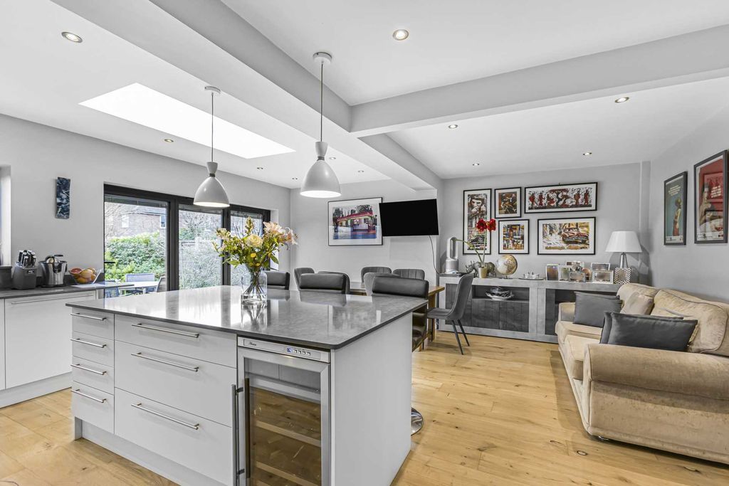 Property photo 2 of 21