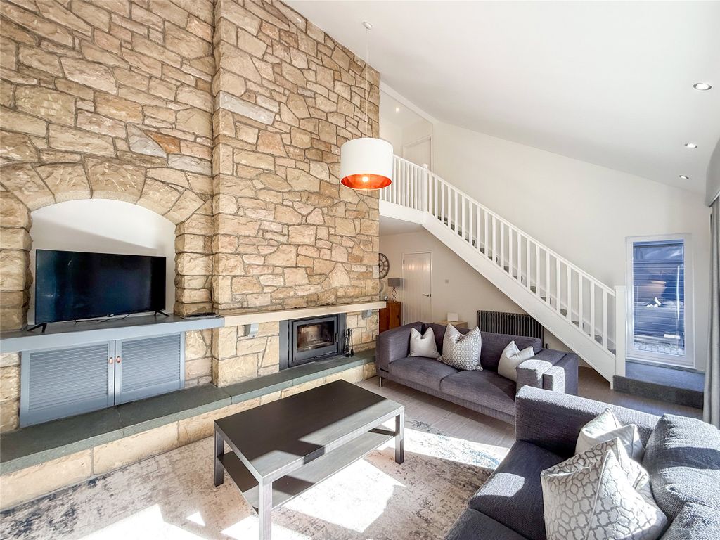 Property photo 3 of 22 Lounge