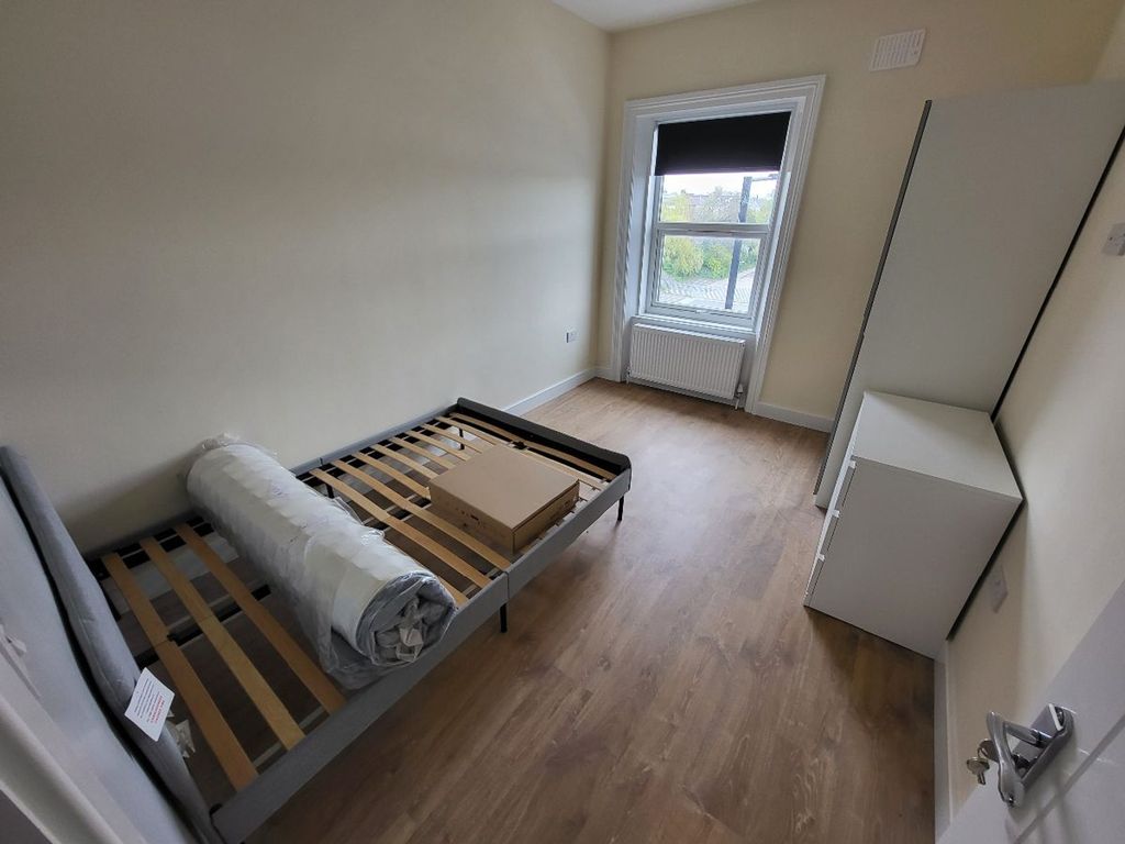 Property photo 2 of 11 A Bright And Inviting Double Bedroom Featuring Amp...