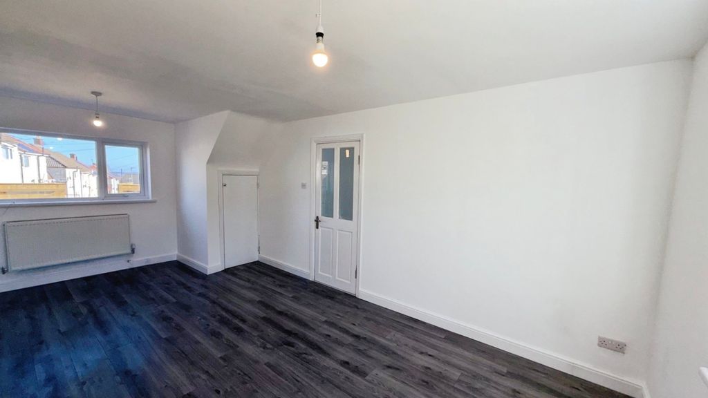 Property photo 3 of 21 Lounge