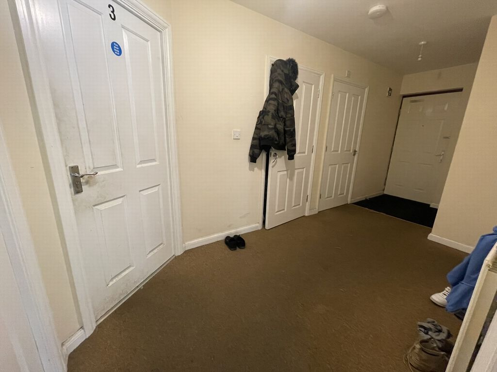 Property photo 2 of 11 Hallway