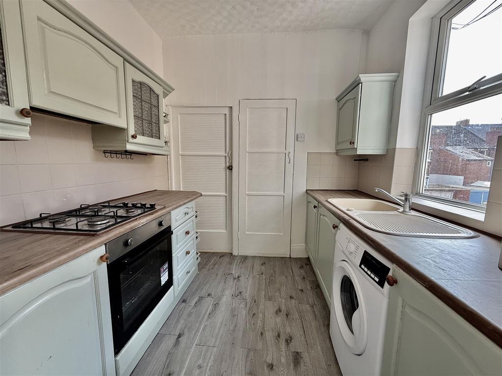 Property photo 3 of 8 Kitchen