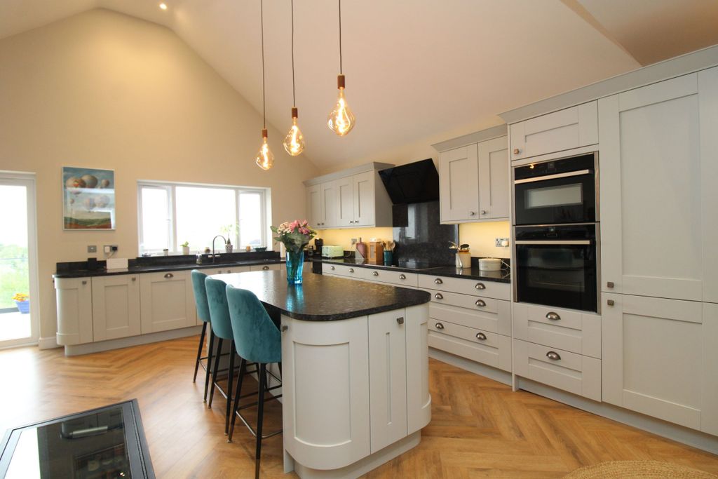 Property photo 3 of 46