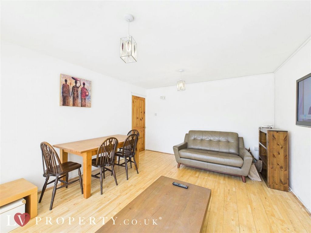 Property photo 2 of 9 Cam05016G0-Pr0041-St