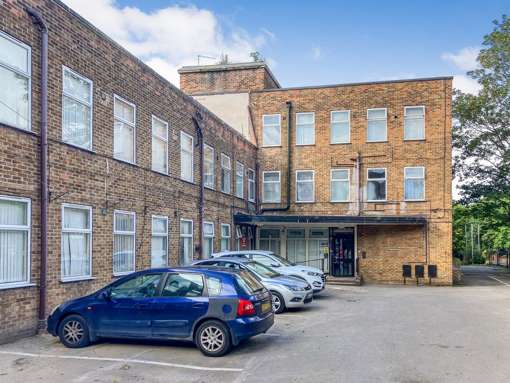 Property photo 2 of 16 St Georges Court, 44 Thorne Road, Doncaster, Dn1 2Ja