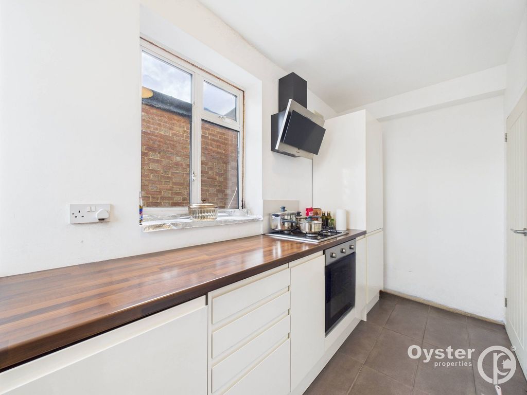 Property photo 3 of 11 Kitchen