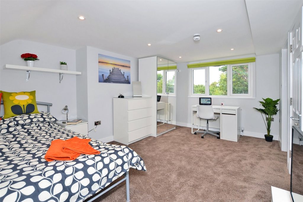 Property photo 3 of 8 Bedroom