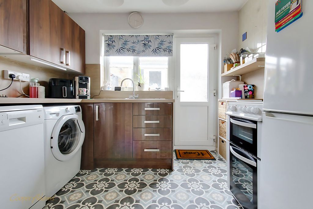 Property photo 3 of 11 Kitchen