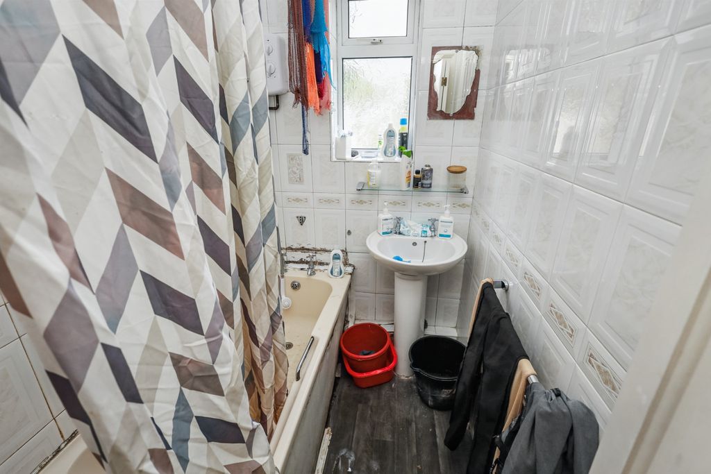 Property photo 1 of 19 34 Stevens Road, Dagenham, Essex, Rm8 2Qr