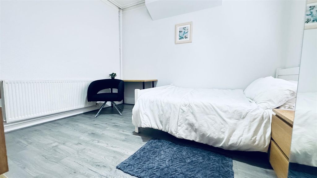 Property photo 2 of 36 Room 1
