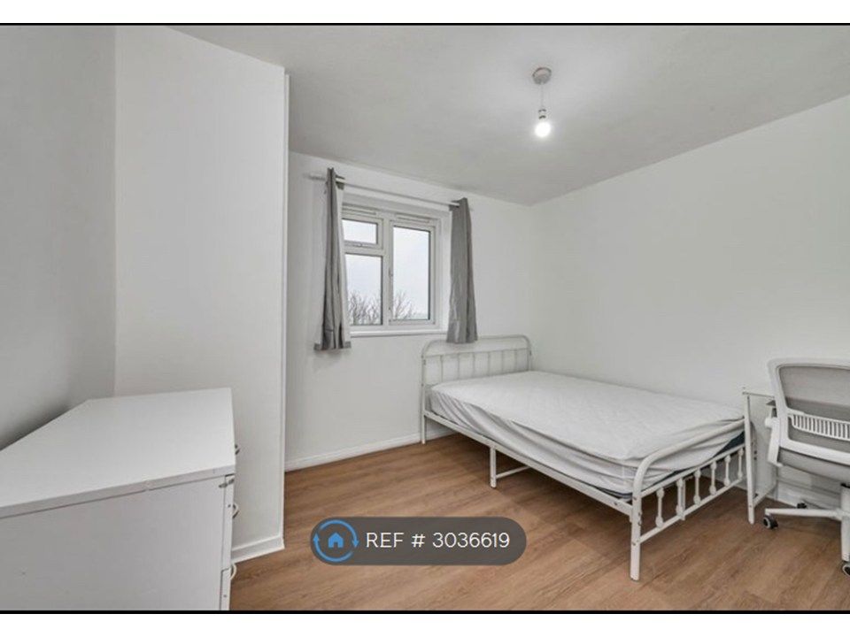 Property photo 2 of 13 Room 3 - Available