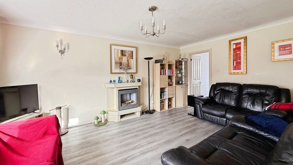 Property photo 3 of 19 Lounge