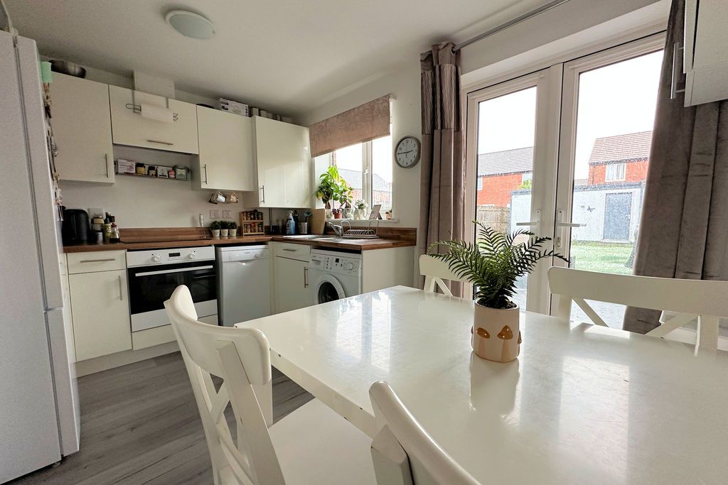 Property photo 3 of 20 Kitchen/Diner