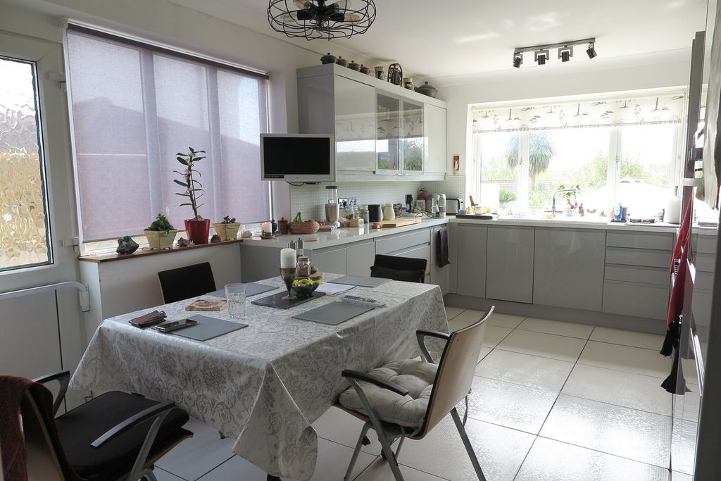 Property photo 3 of 25