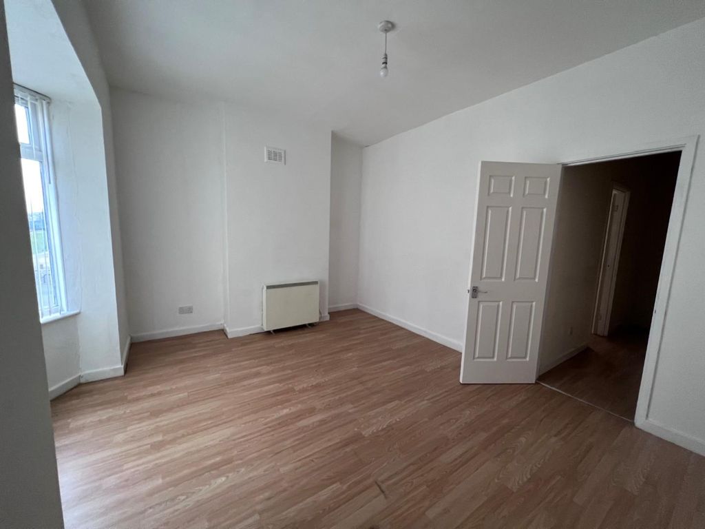 Property photo 2 of 8 5.Jpg