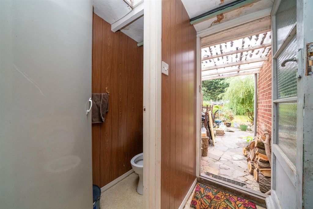 Property photo 1 of 27 W.C.