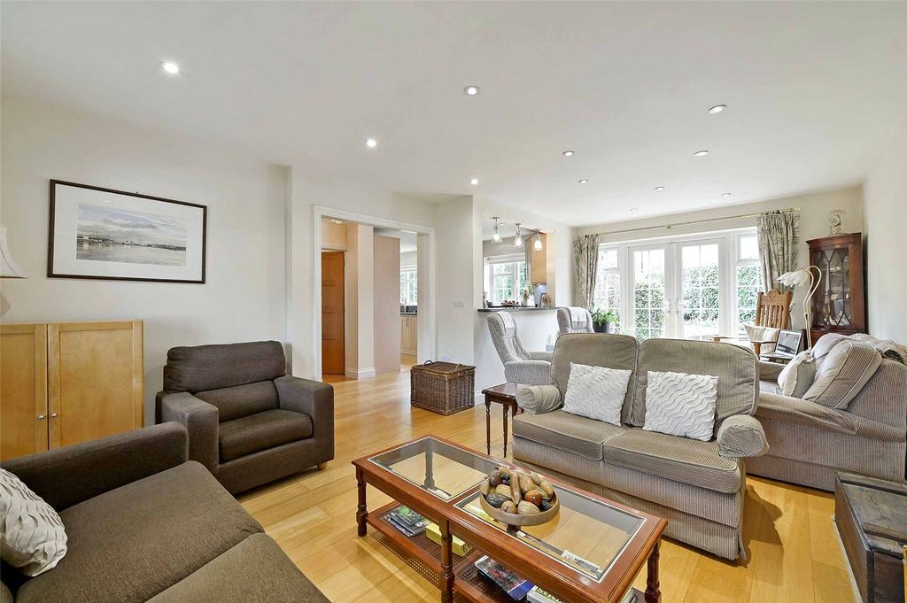 Property photo 2 of 19 Sitting Room