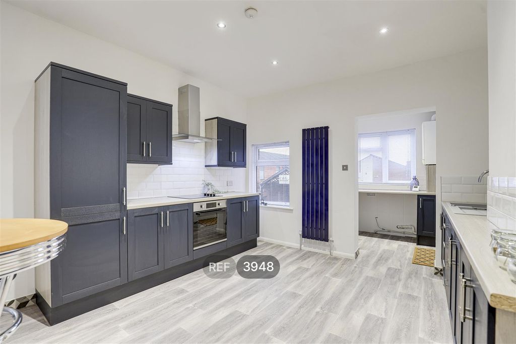 Property photo 3 of 11 Kitchen