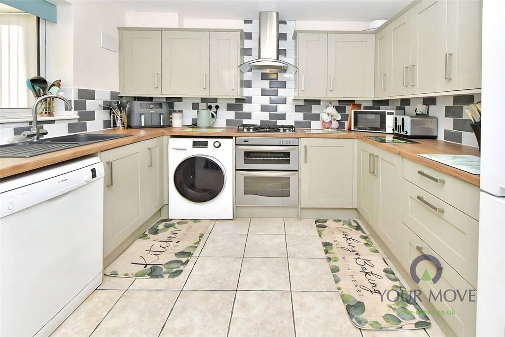 Property photo 3 of 14 Kitchen