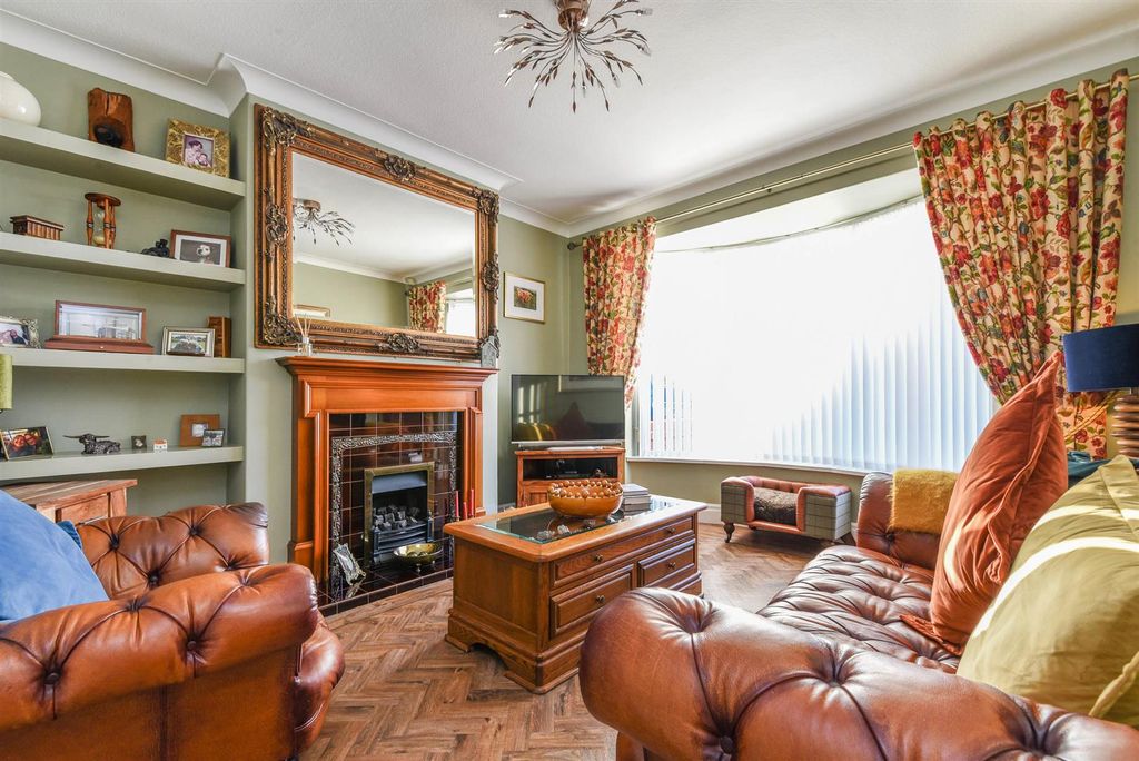 Property photo 2 of 27 Lounge