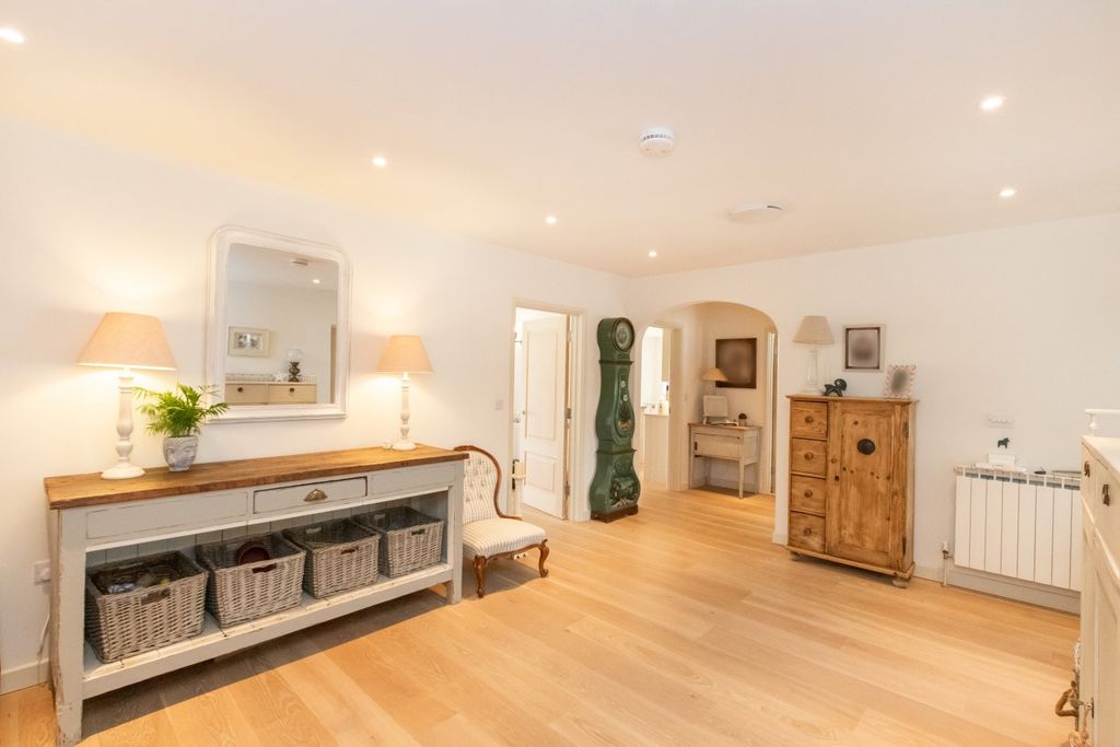 Property photo 2 of 37 Picture No. 07