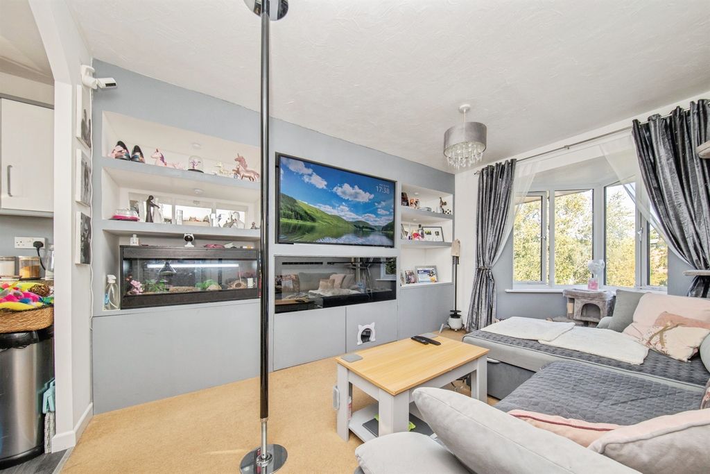 Property photo 3 of 12