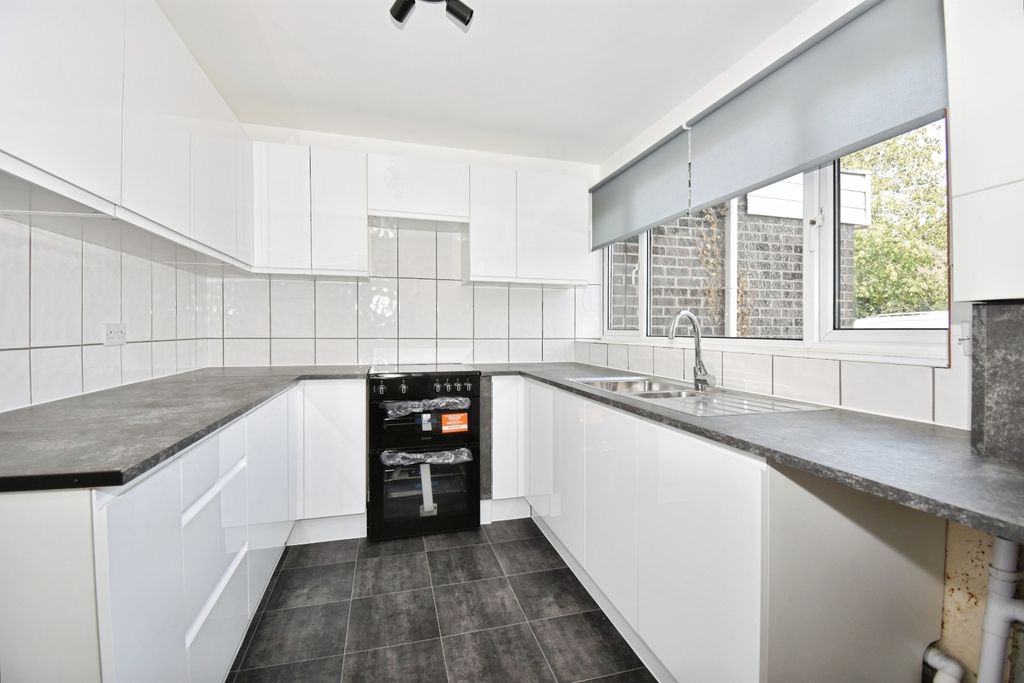 Property photo 2 of 10 Kitchen