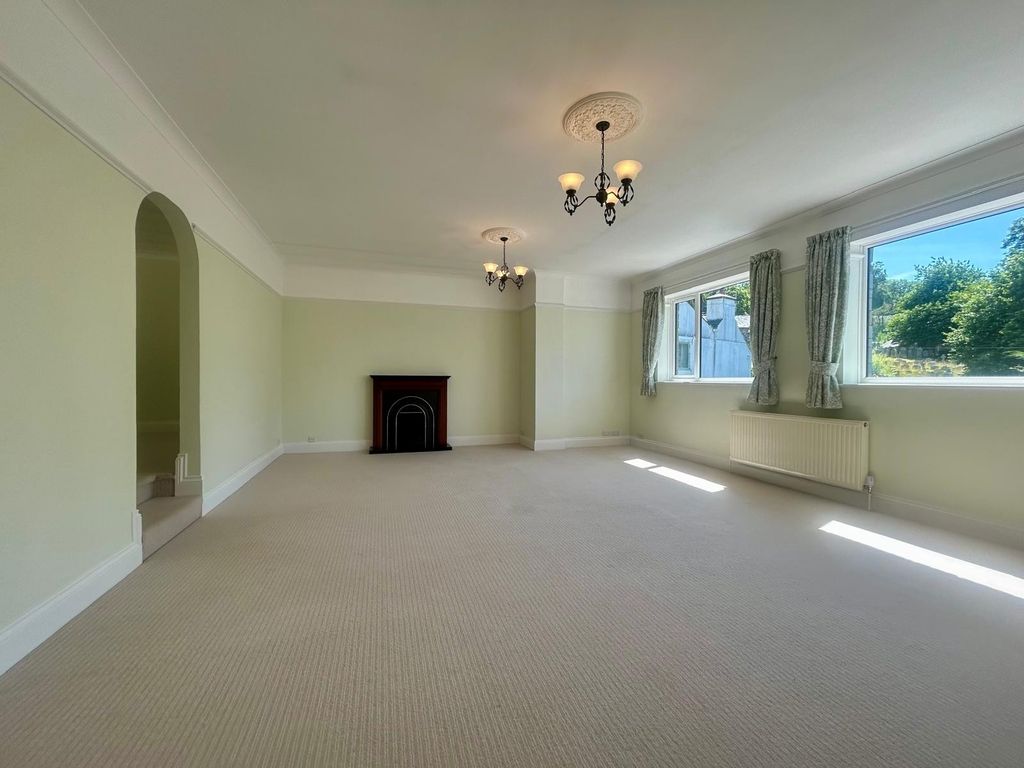 Property photo 3 of 19 Image