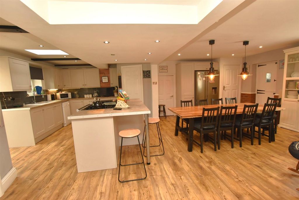 Property photo 3 of 43 Kitchen/Diner/Family Room