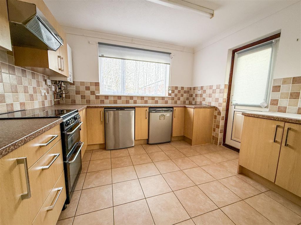 Property photo 2 of 11 Kitchen