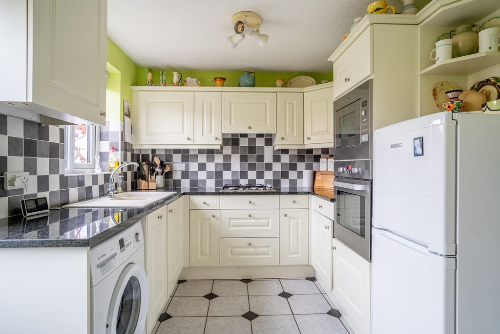 Property photo 3 of 10 Kitchen
