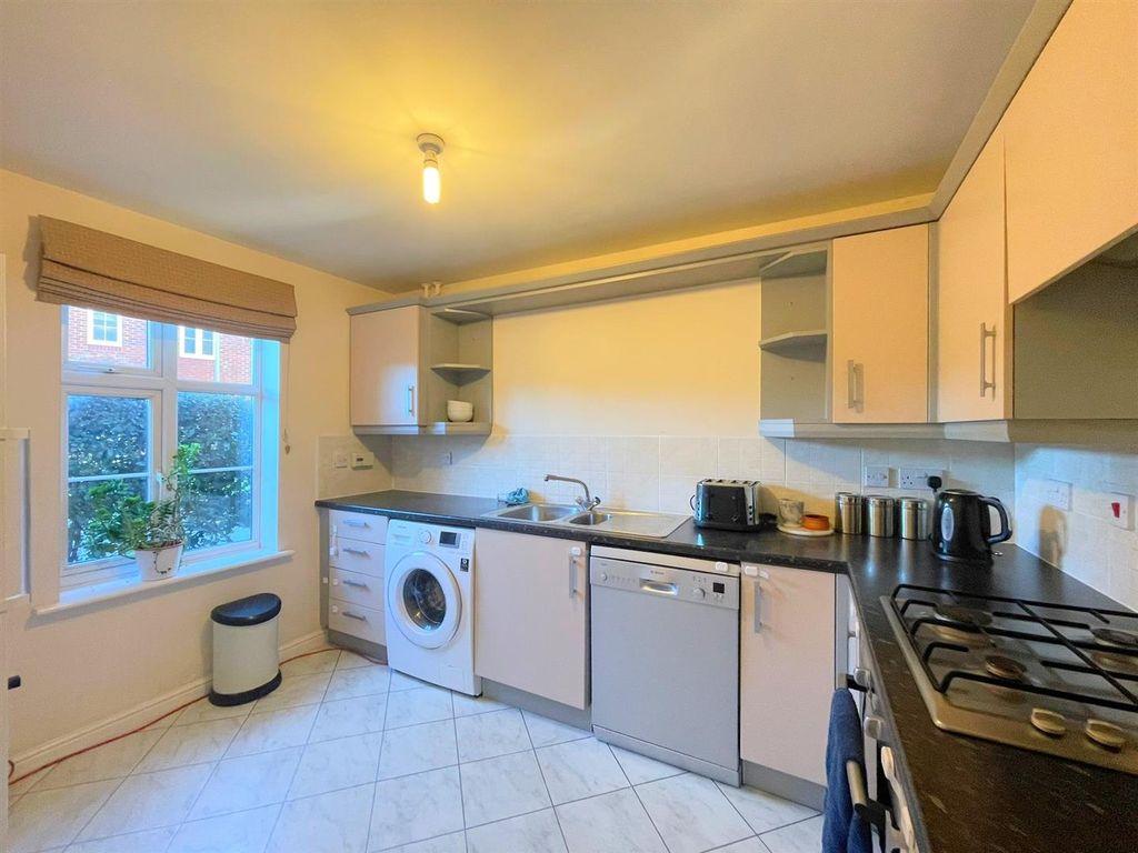 Property photo 3 of 16 Kitchen