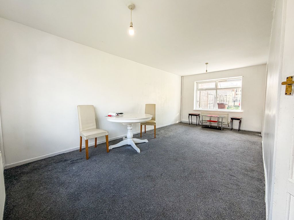 Property photo 3 of 17 Lounge