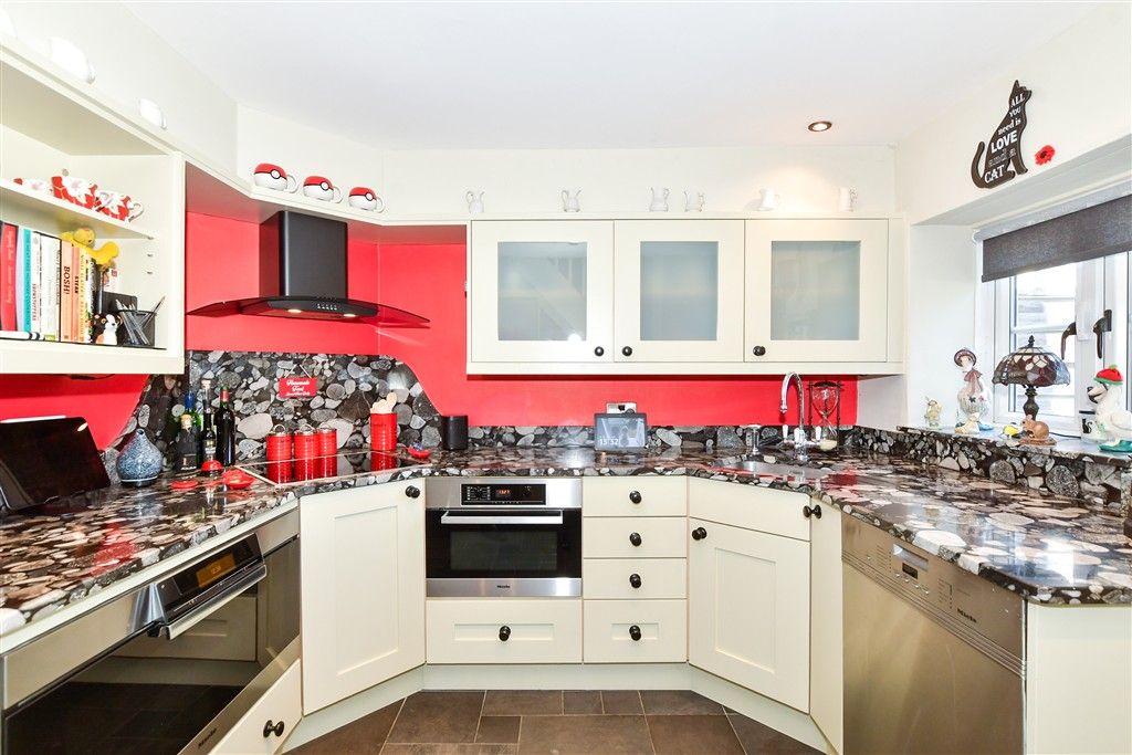 Property photo 3 of 18 Kitchen