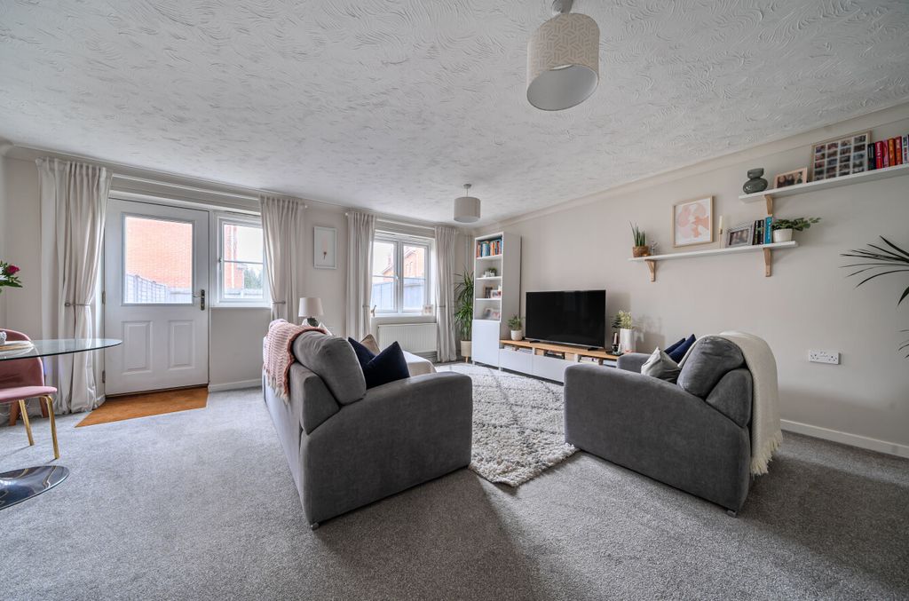 Property photo 2 of 10 1399743-18-696675...