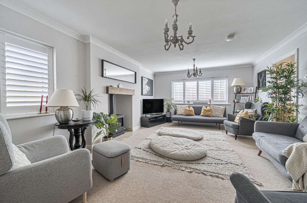 Property photo 2 of 27 Aubyns Wood Avenue