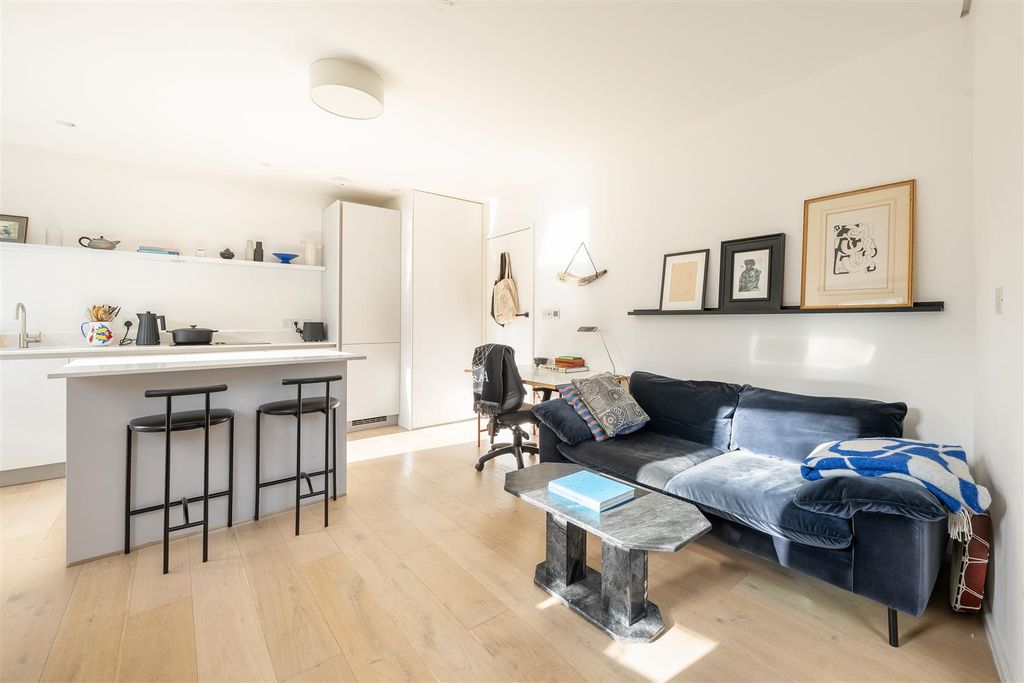 Property photo 2 of 18 Cecilia Road, E8