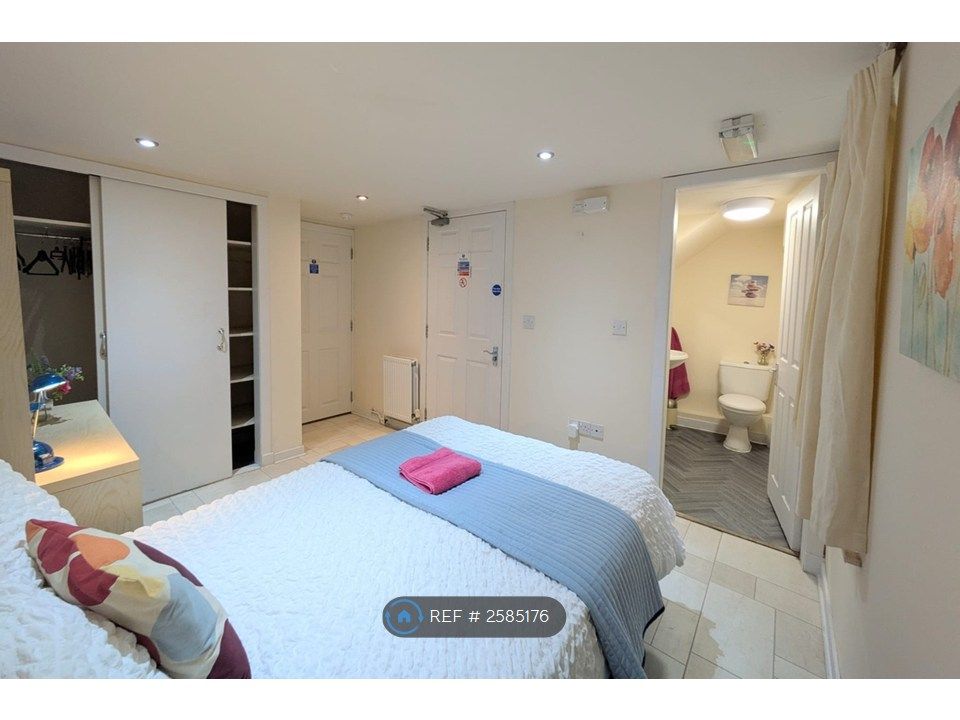Property photo 1 of 15 Room 1 (Ensuite Double) - £680/Mo