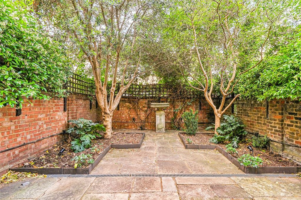 Property photo 3 of 22 Garden