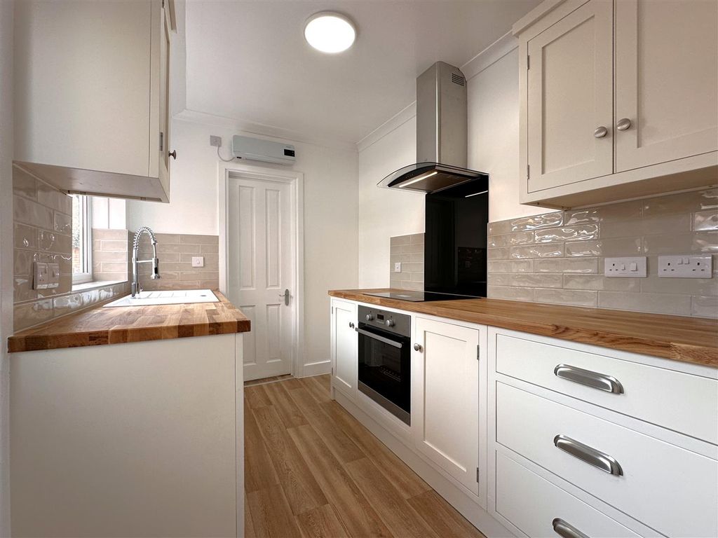 Property photo 2 of 14 Bespoke Handmade Kitchen 637