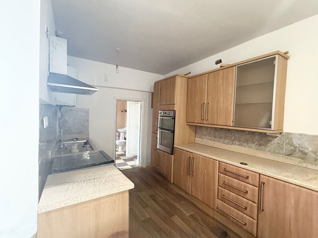 Property photo 3 of 12 Kitchen