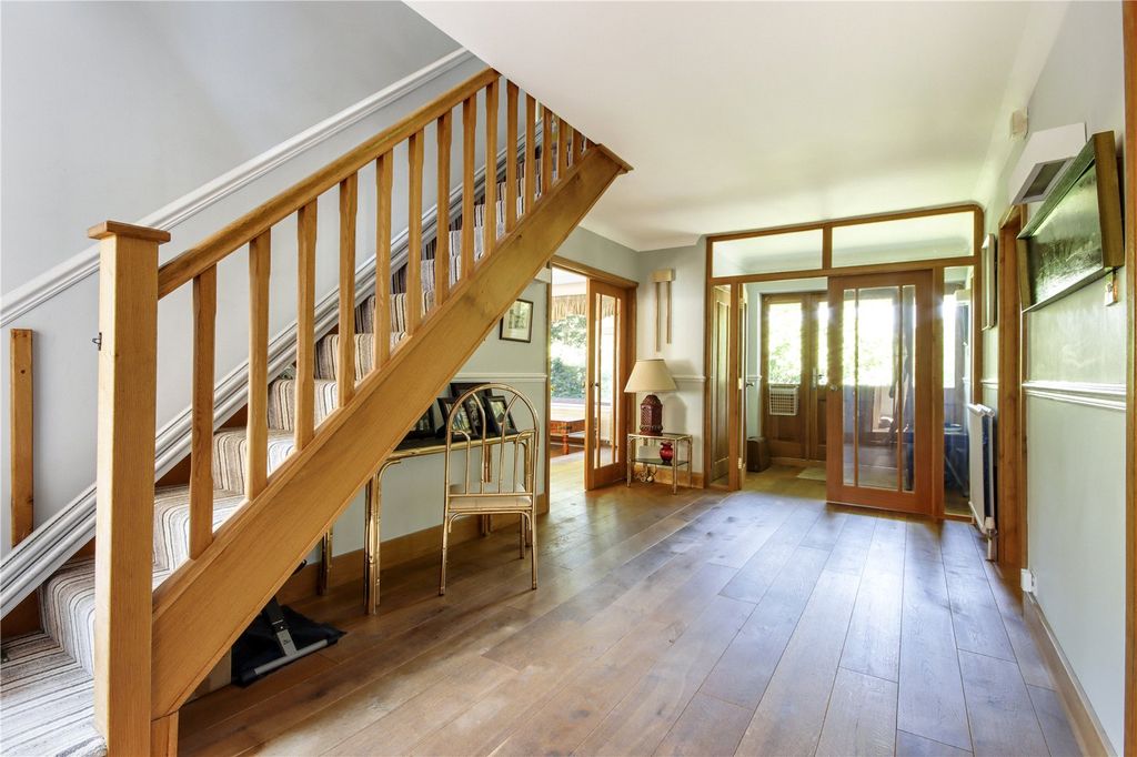 Property photo 3 of 19 Entrance Hall