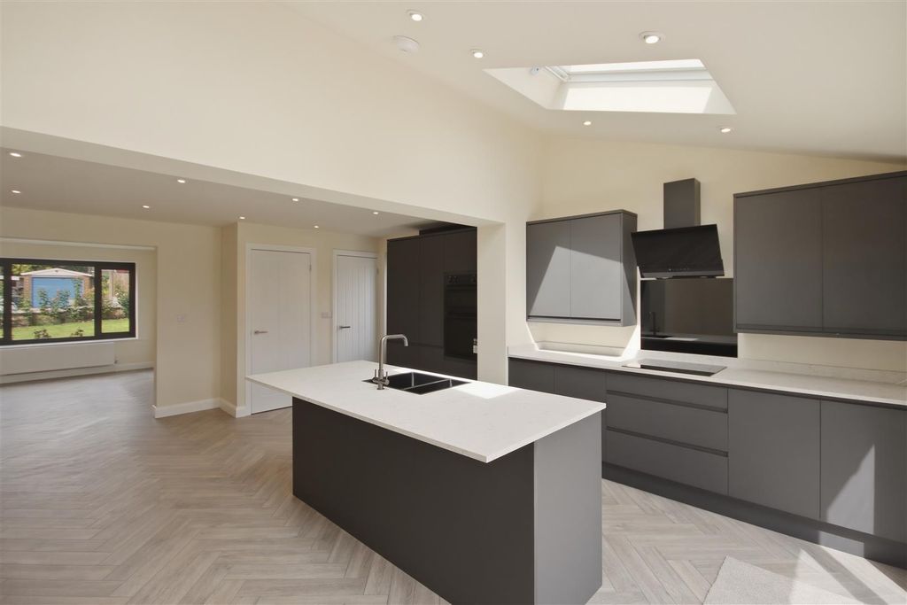 Property photo 2 of 19 Dining Kitchen