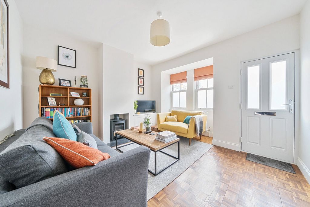 Property photo 3 of 10 Front Reception