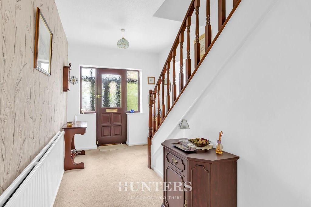 Property photo 2 of 20 Pennine Close (2).Jpg