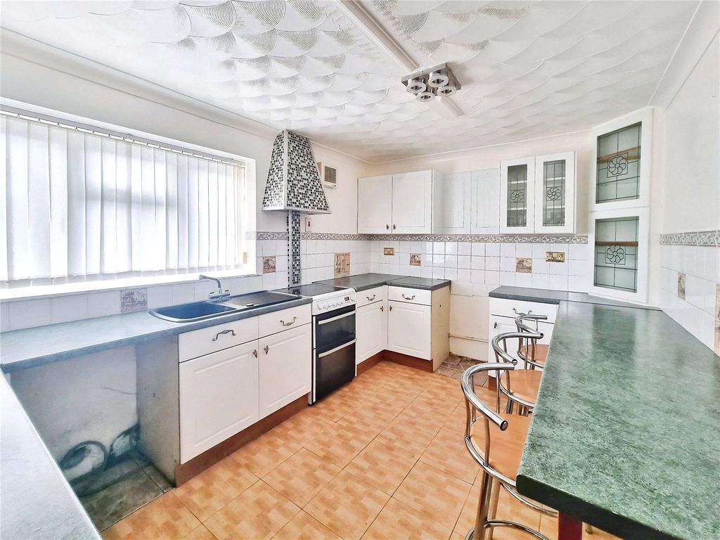 Property photo 3 of 11 Kitchen