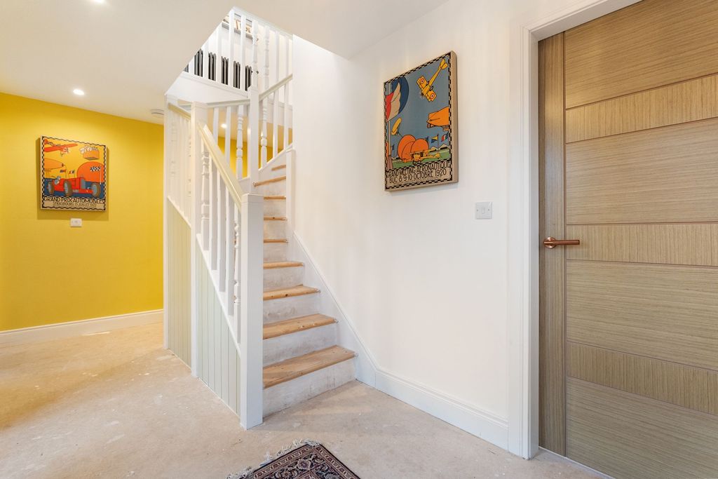 Property photo 2 of 28