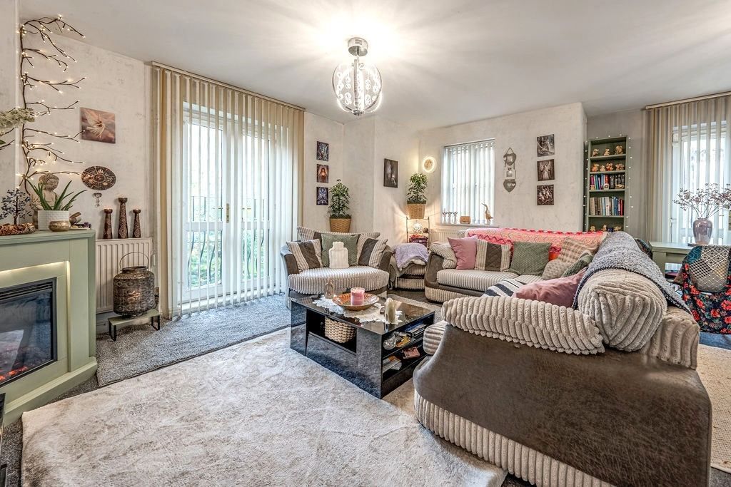 Property photo 3 of 11 Lounge 2