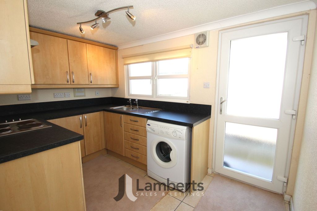 Property photo 3 of 17 Kitchen